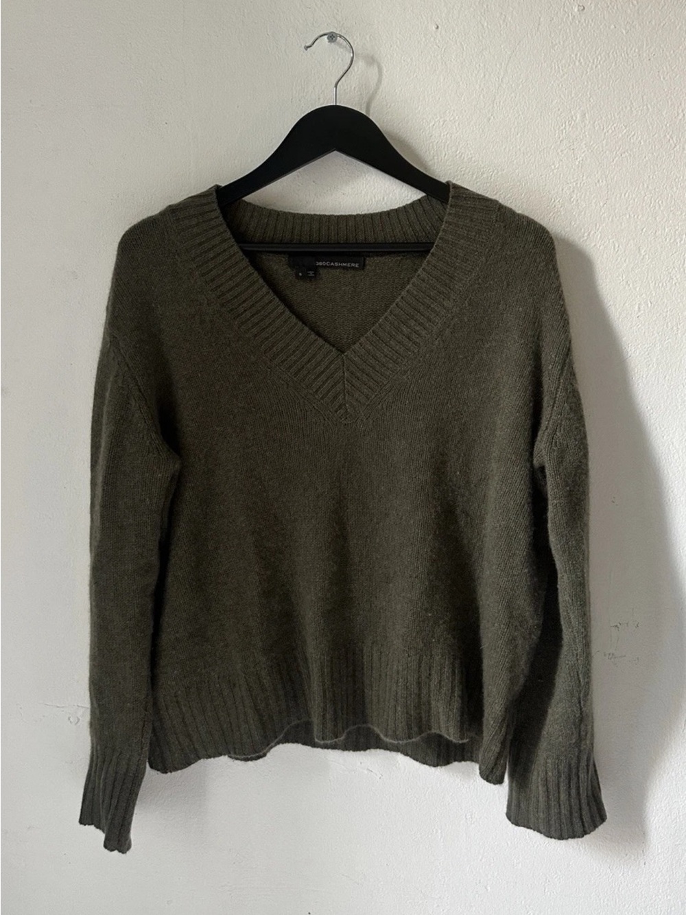 360Cashmere 100% Cashmere Sweater Womens Small Olive Green V Neck Pullover